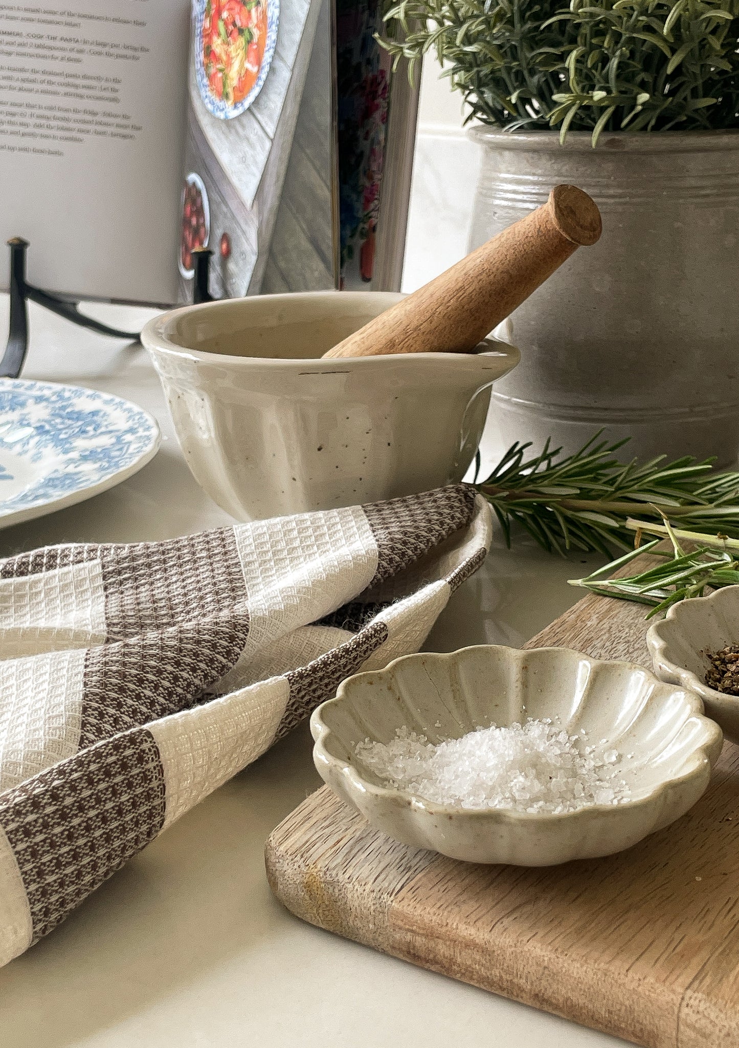 Vintage Cream Ceramic Pestle & Mortar